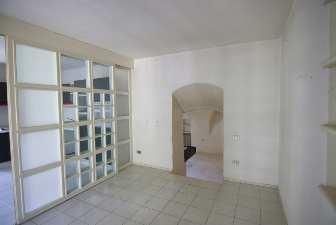 Madrano la casa con la strada imprigionata