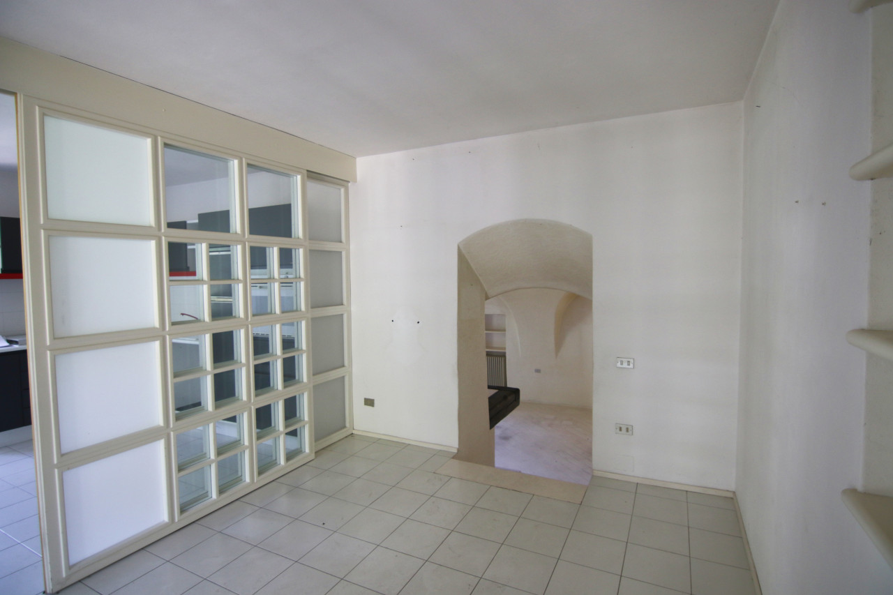 Madrano la casa con la strada imprigionata