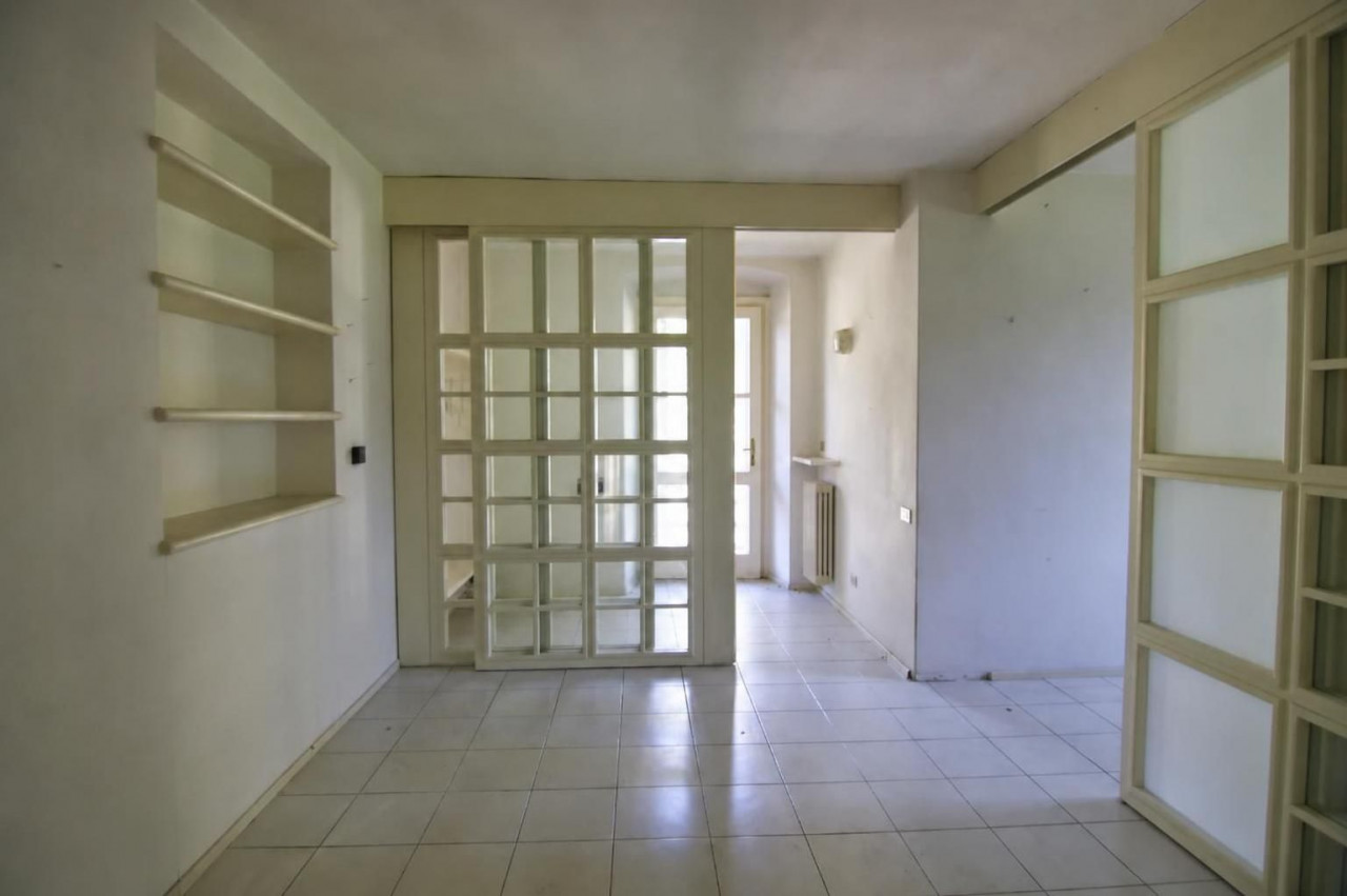 Madrano la casa con la strada imprigionata