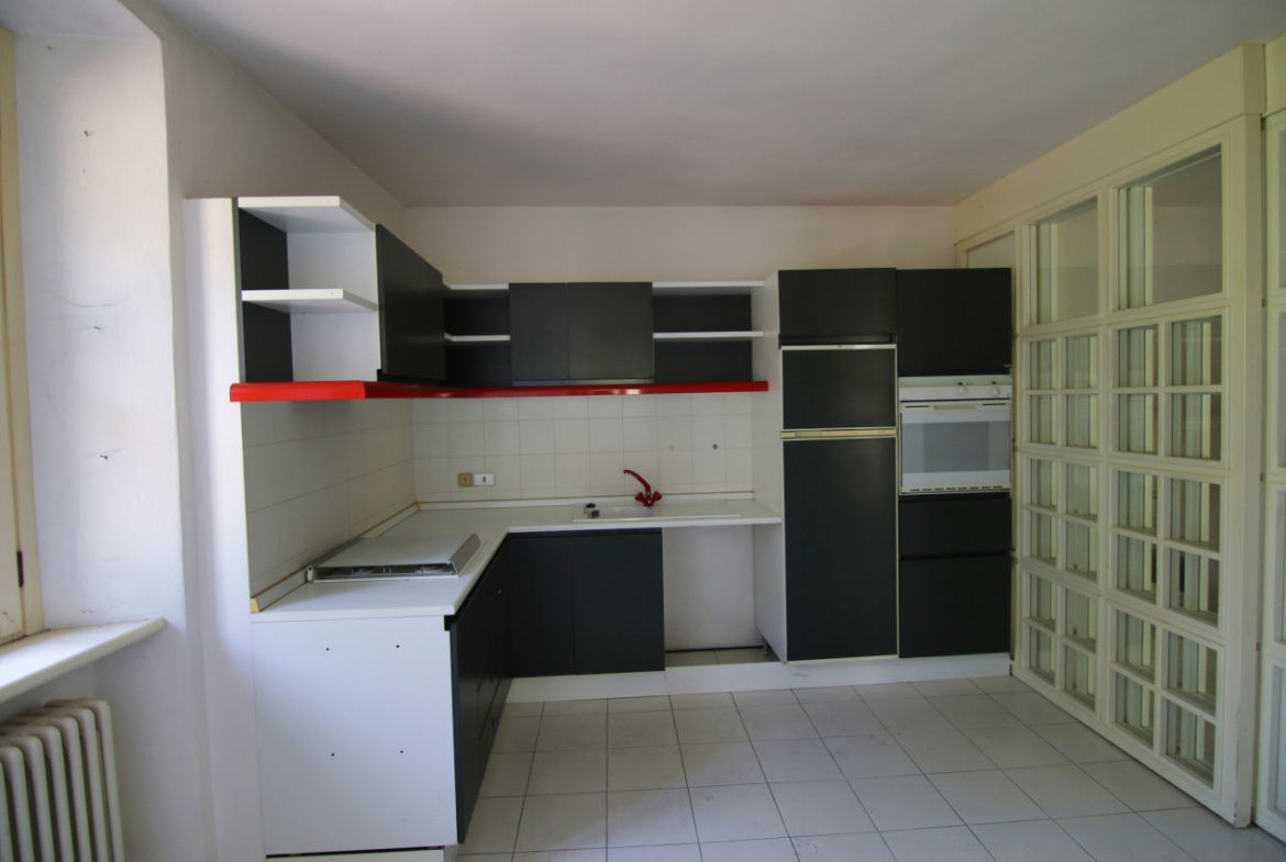 Madrano la casa con la strada imprigionata