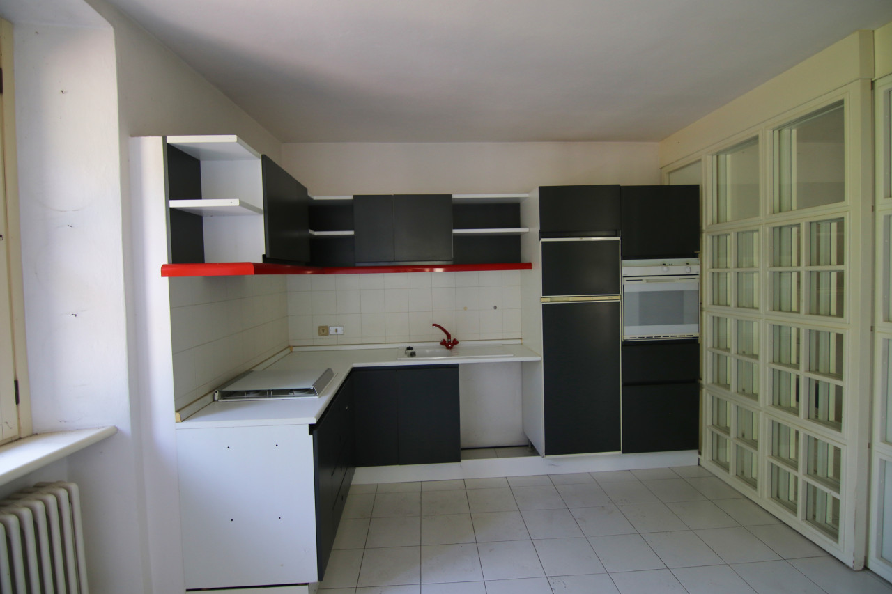 Madrano la casa con la strada imprigionata