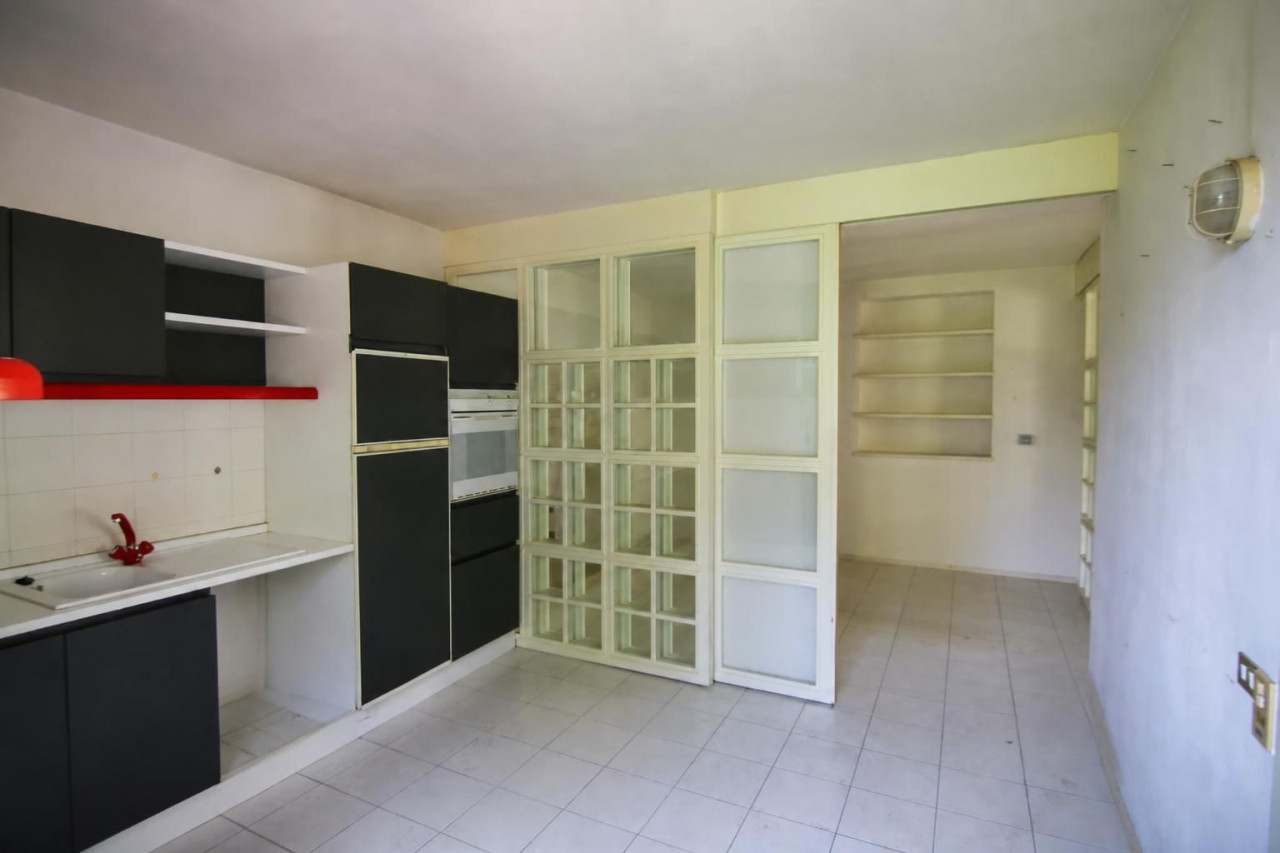 Madrano la casa con la strada imprigionata
