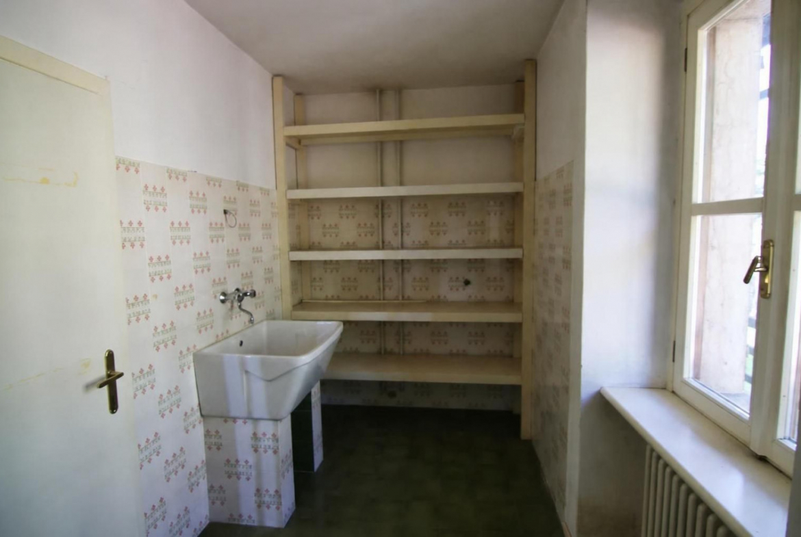 Madrano la casa con la strada imprigionata