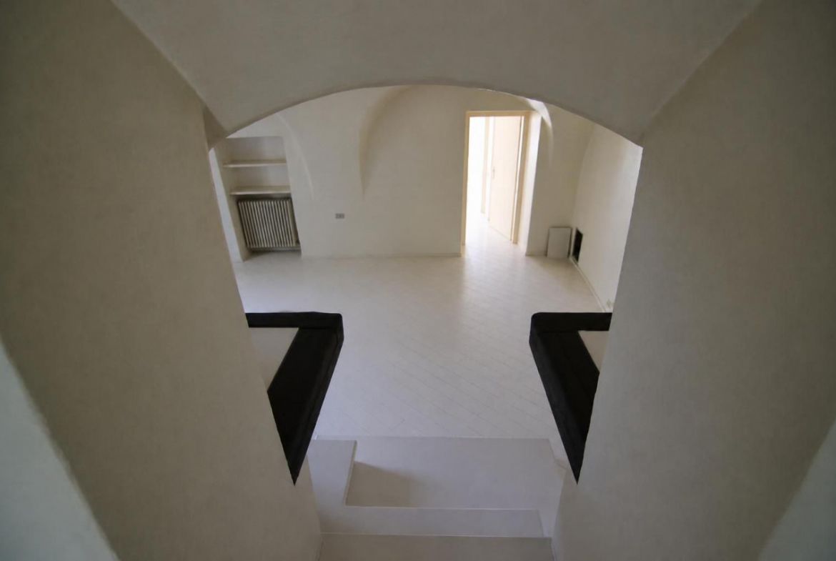 Madrano la casa con la strada imprigionata