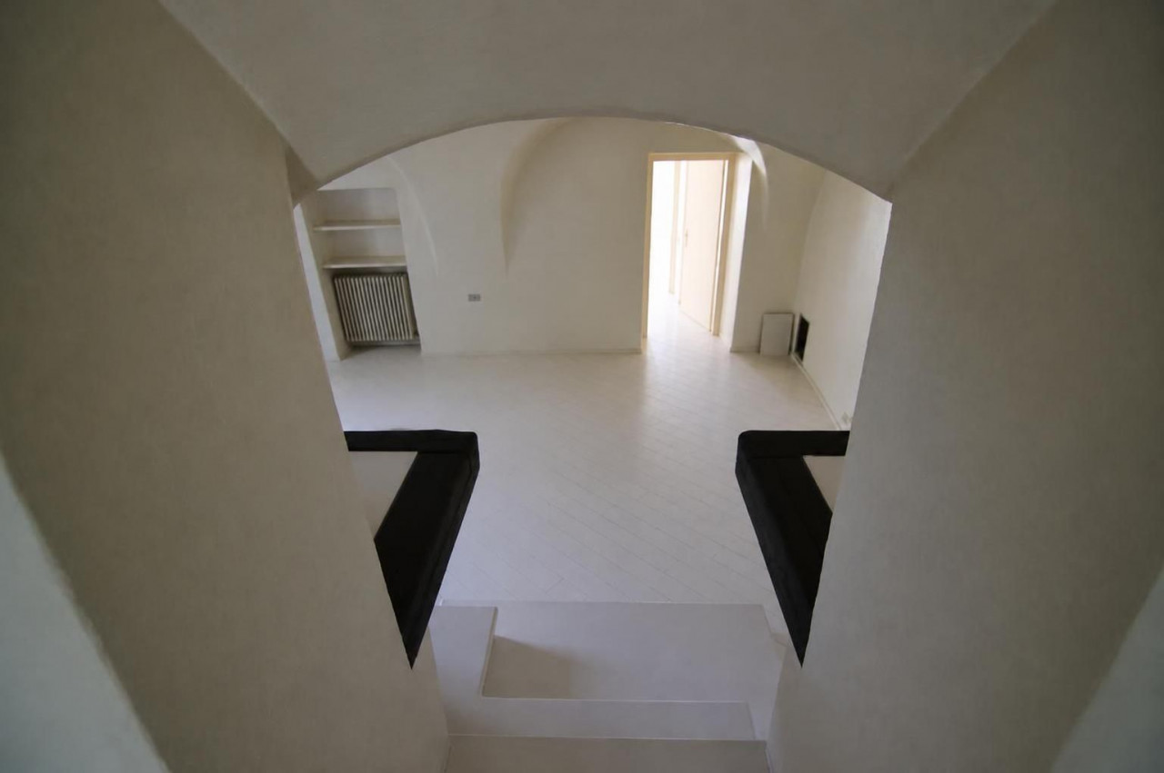 Madrano la casa con la strada imprigionata