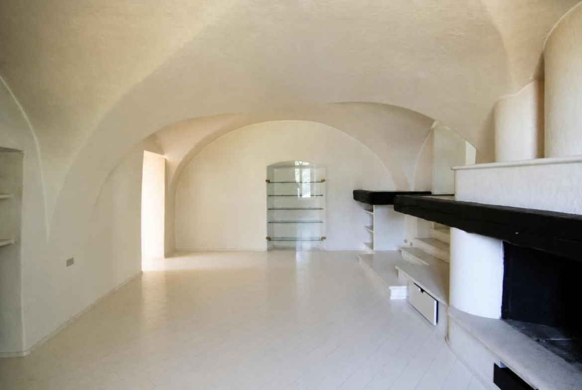 Madrano la casa con la strada imprigionata
