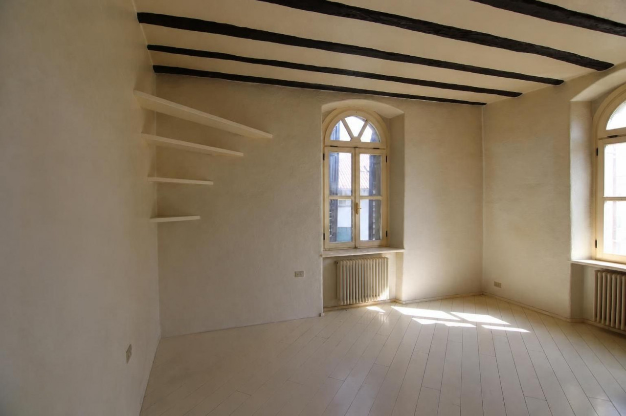 Madrano la casa con la strada imprigionata