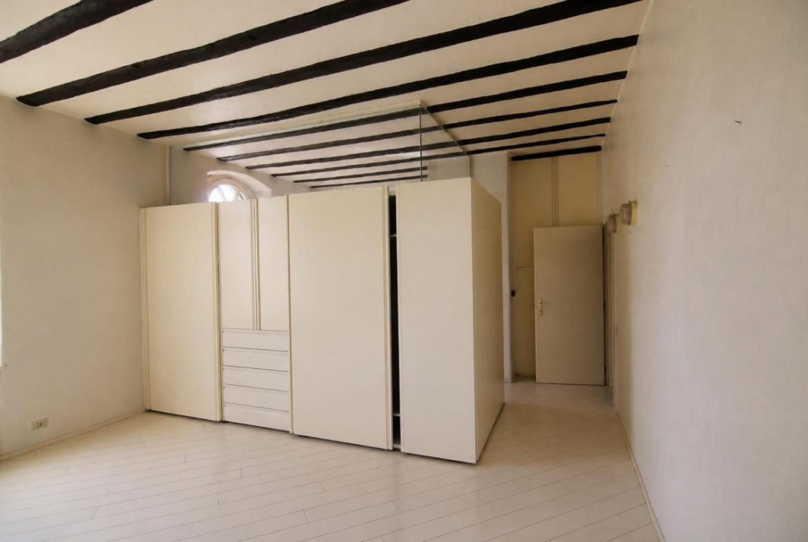 Madrano la casa con la strada imprigionata